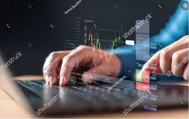 Męskie dłonie na klawiaturze laptopa, na to nałożony obraz symbolizujący trading marketing